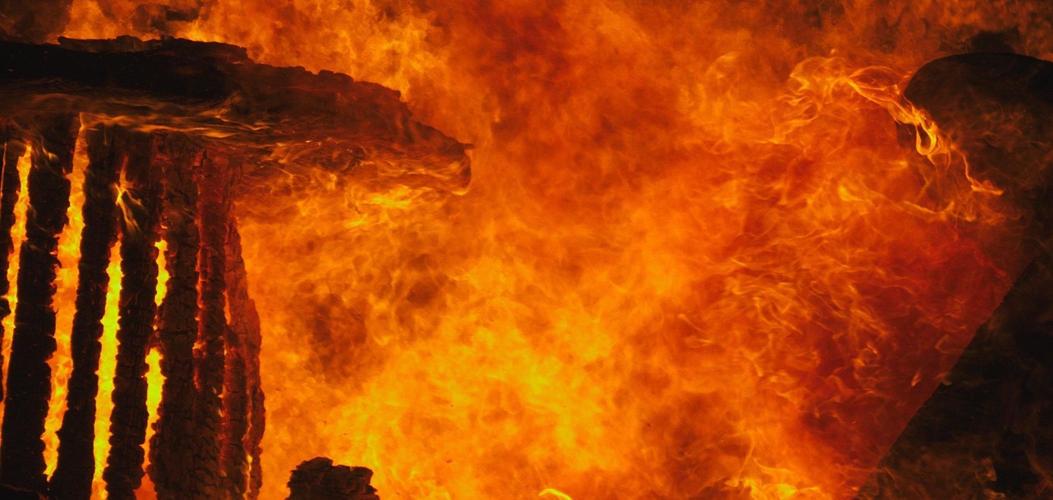 edificio ardiendo en un incendio foto