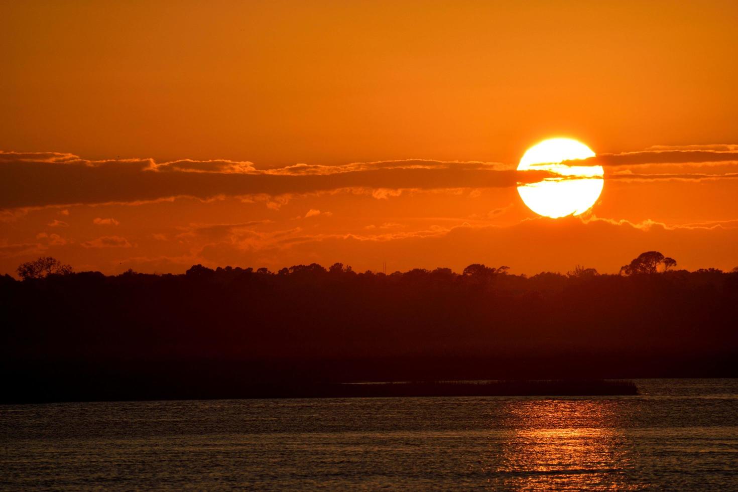 puesta de sol sobre el agua foto