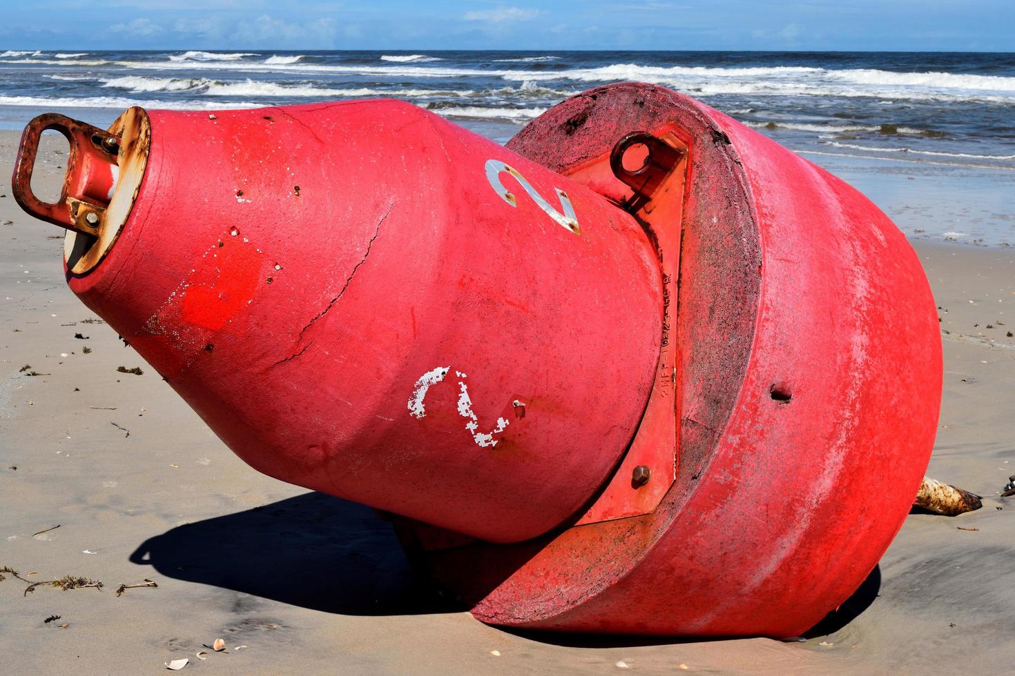 boya varada en la playa foto