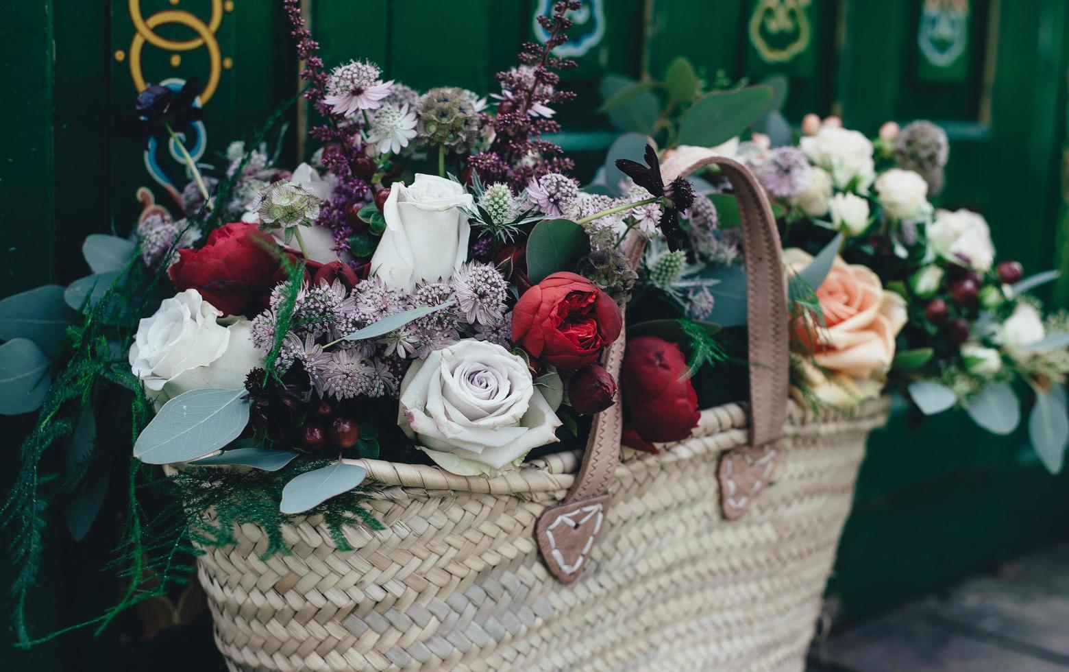 hermosa canasta de flores foto