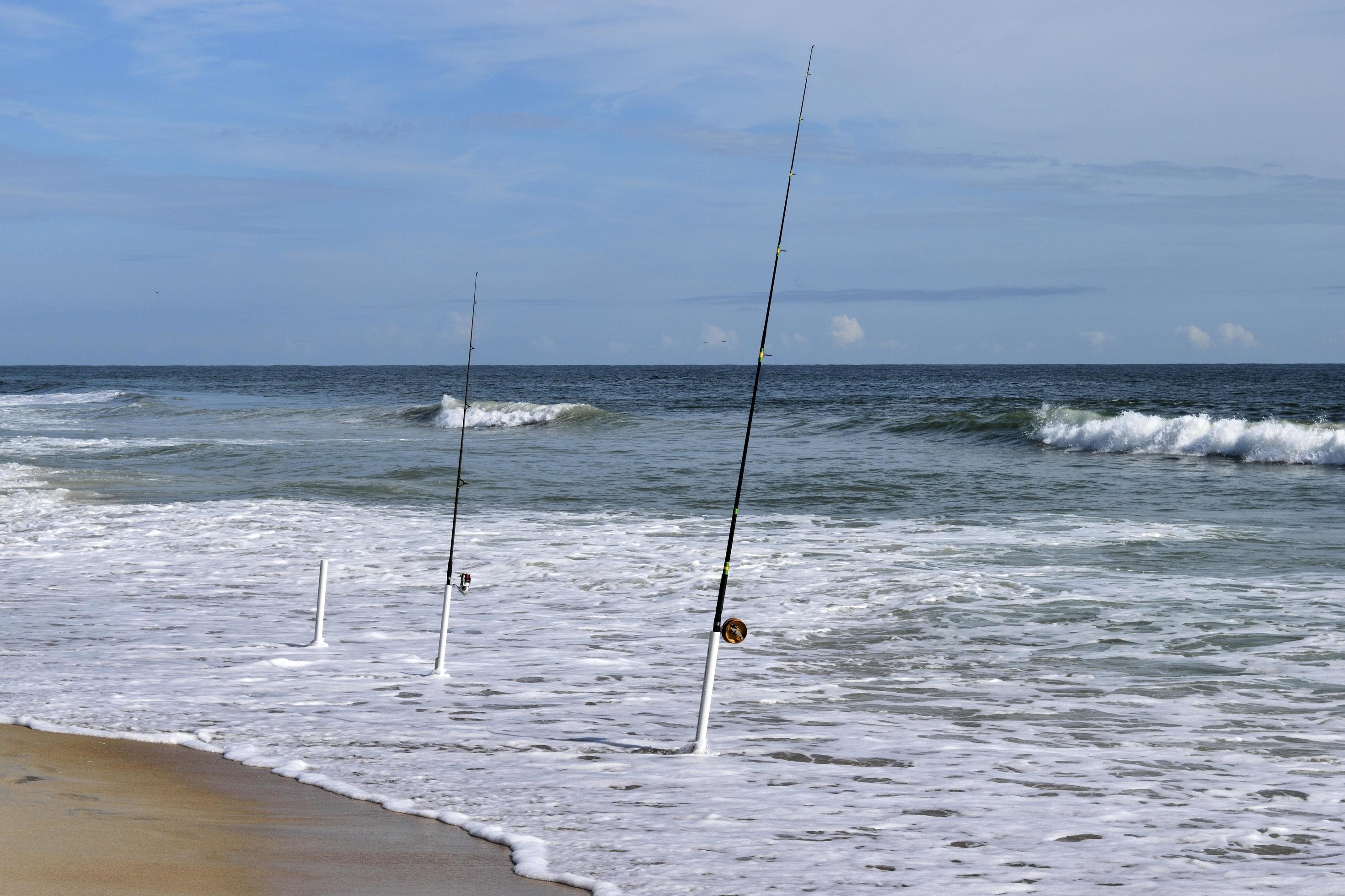 cañas de pescar en la playa 1313406 Foto de stock en Vecteezy