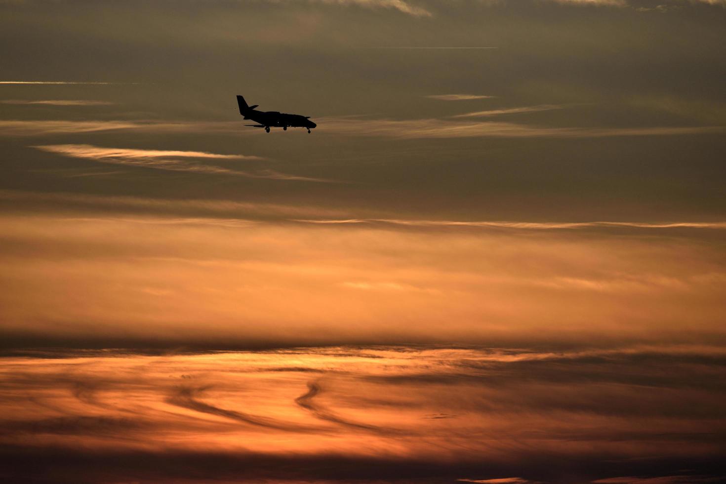 silueta de un avión al atardecer foto