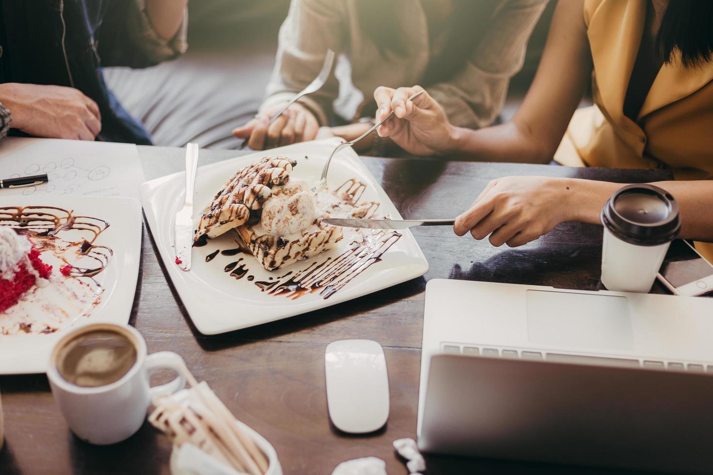 grupo de personas se encuentran en un café foto