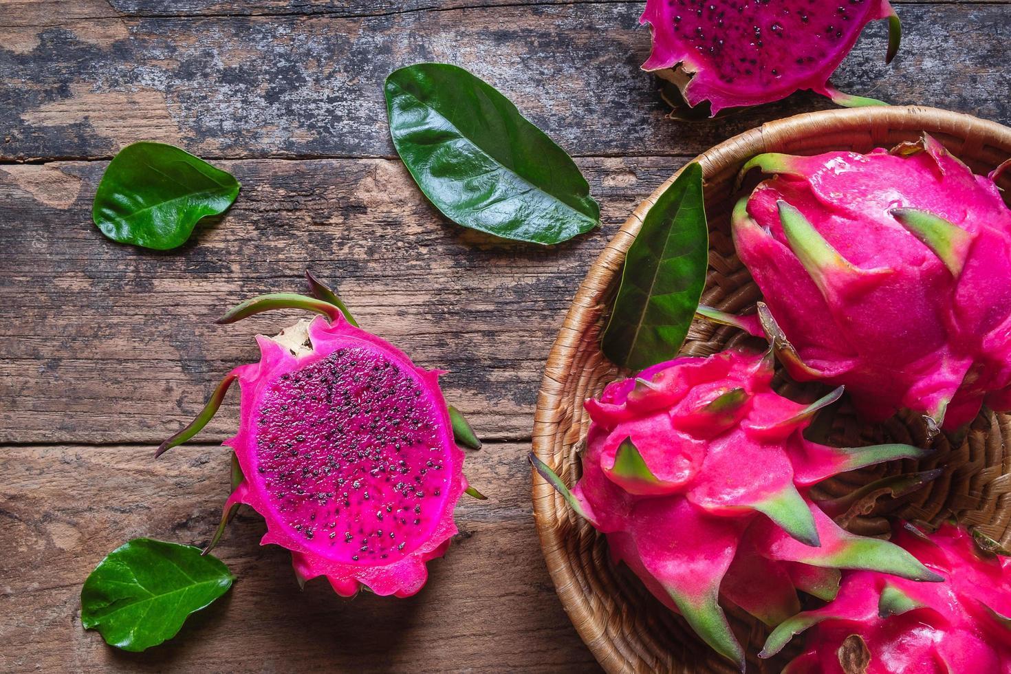 fruta del dragón en una canasta foto