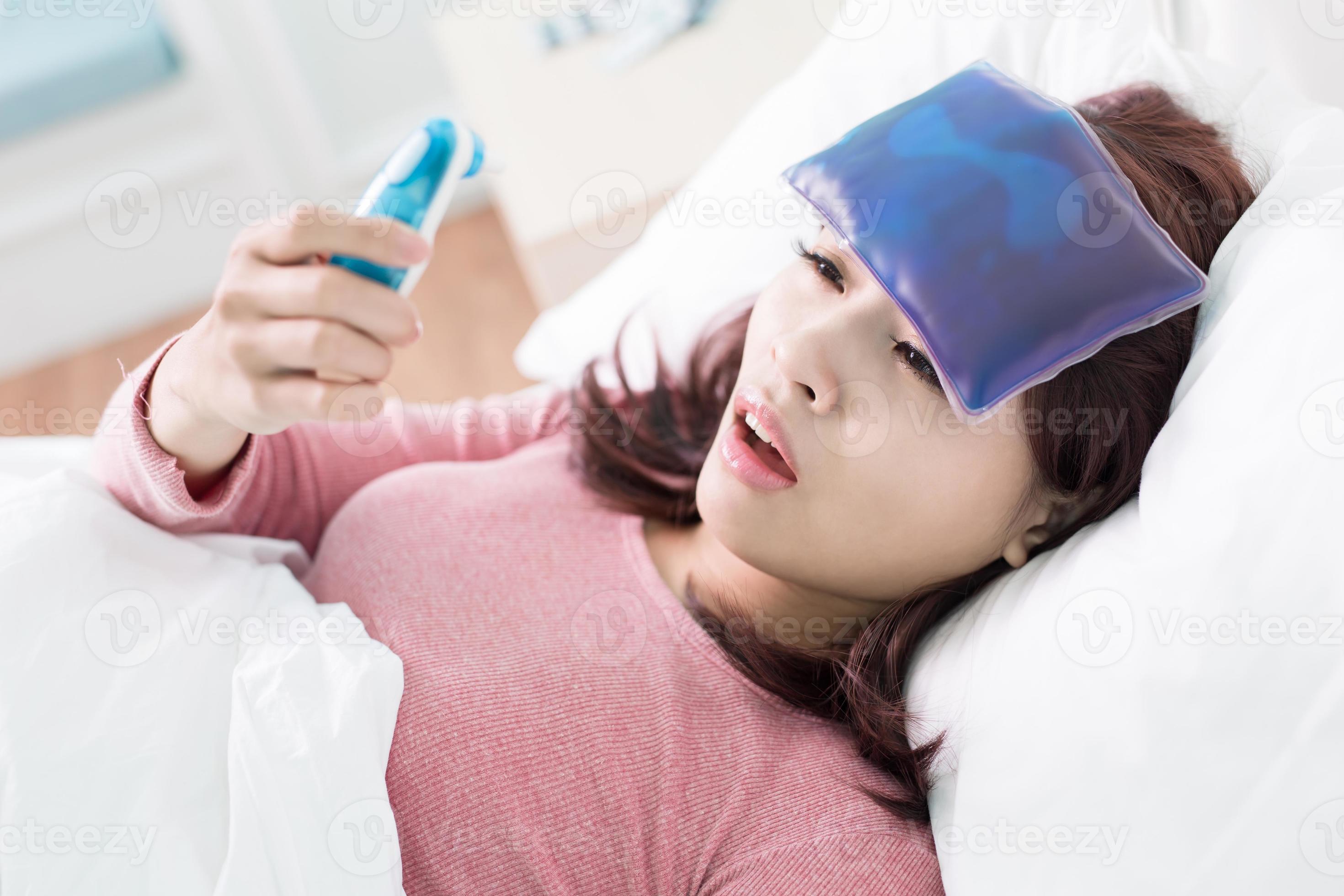 Catch a cold. He caught a cold. Человек болеет. Больной мужчина. Catching cold.