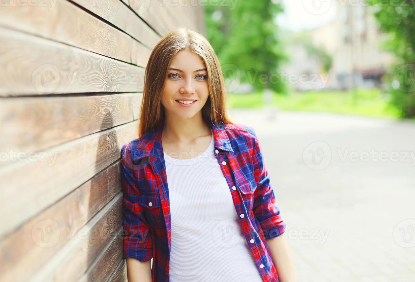 sal cilindro De acuerdo con Bastante joven vistiendo ropa casual en día de verano 1315228 Foto de stock  en Vecteezy