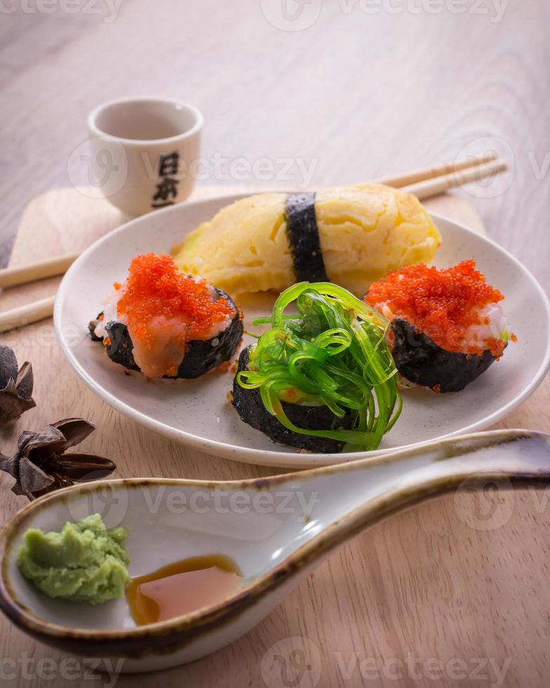 conjunto de sushi japonés foto