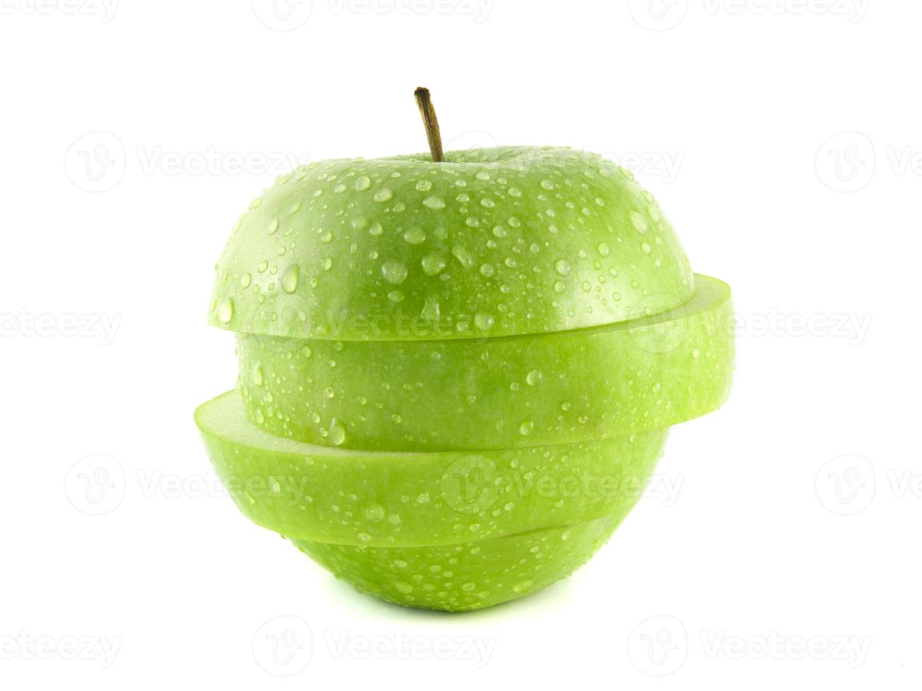 Rebanadas de manzana verde aislado con gotas de agua foto