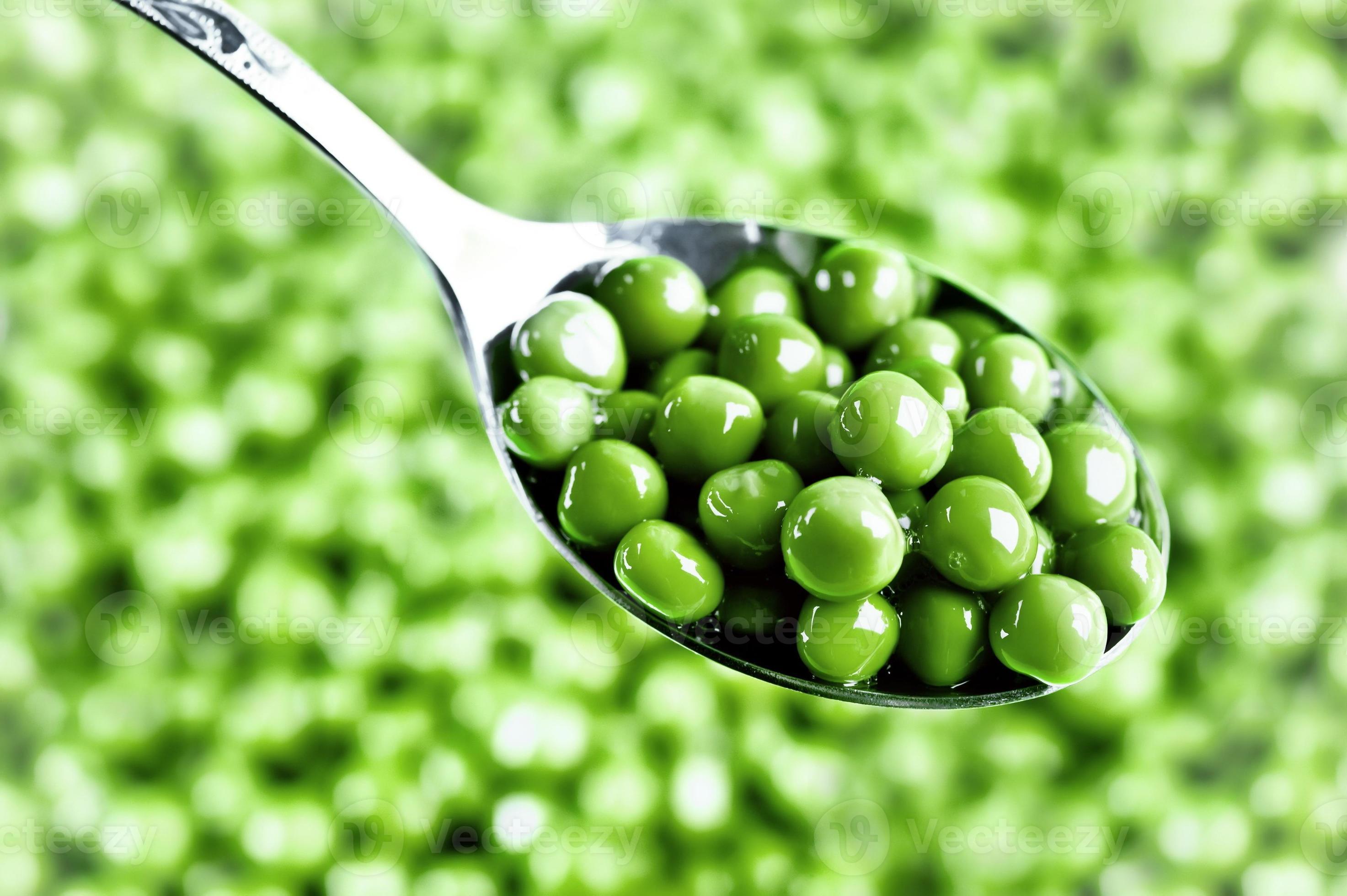 сухие горошины на тарелке. зеленый горошек факт. ложка гороха. горох в тарелке. ложка гороха.