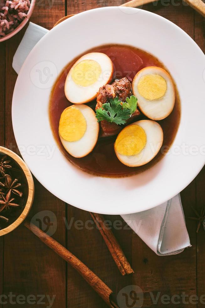 huevos y cerdo en salsa marrón, cocina tailandesa foto