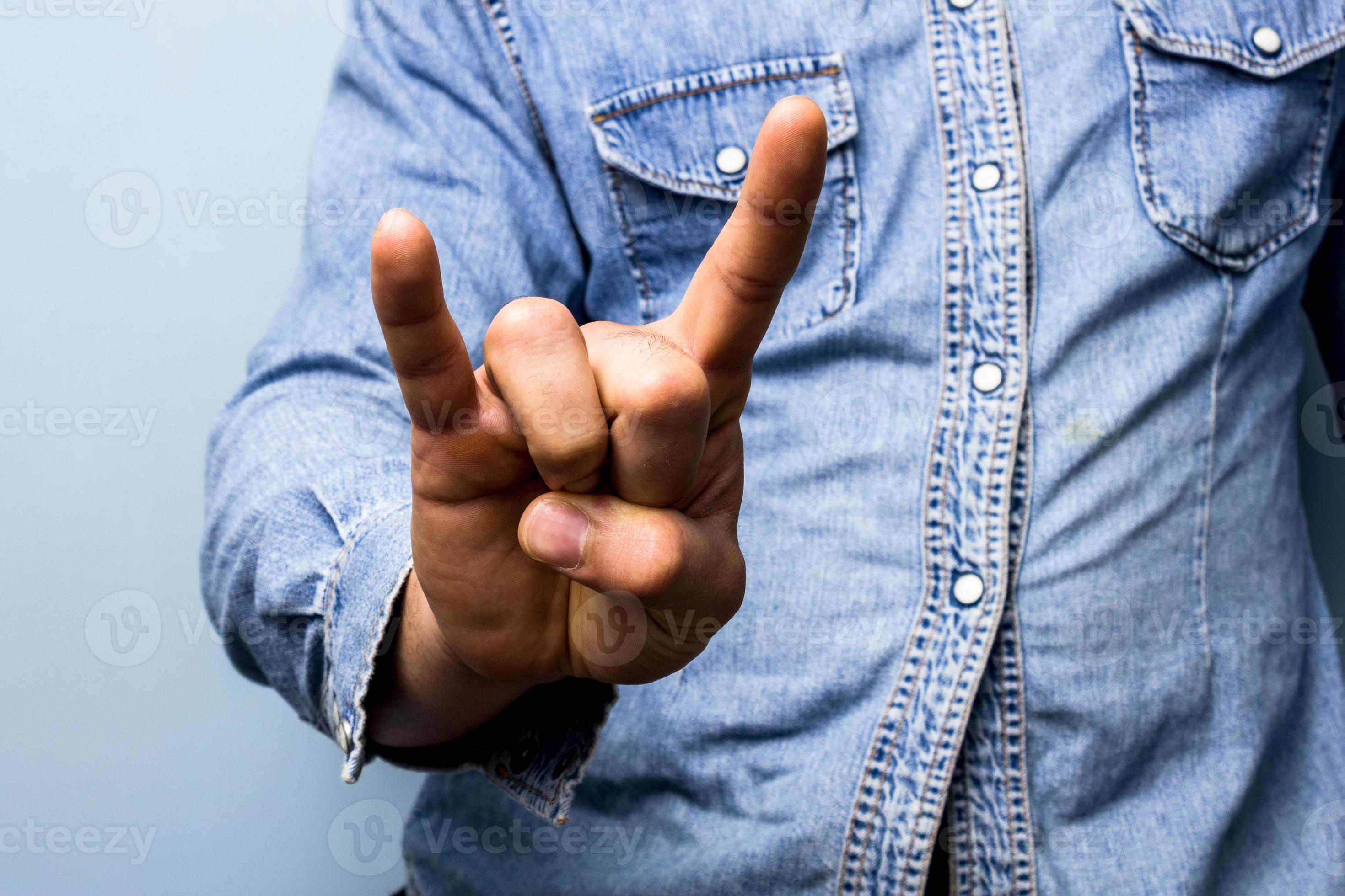 человек показывает козу. сила картинки. лёгкая рука значение. удар кулаком по столу. тяжелая рука у человека.