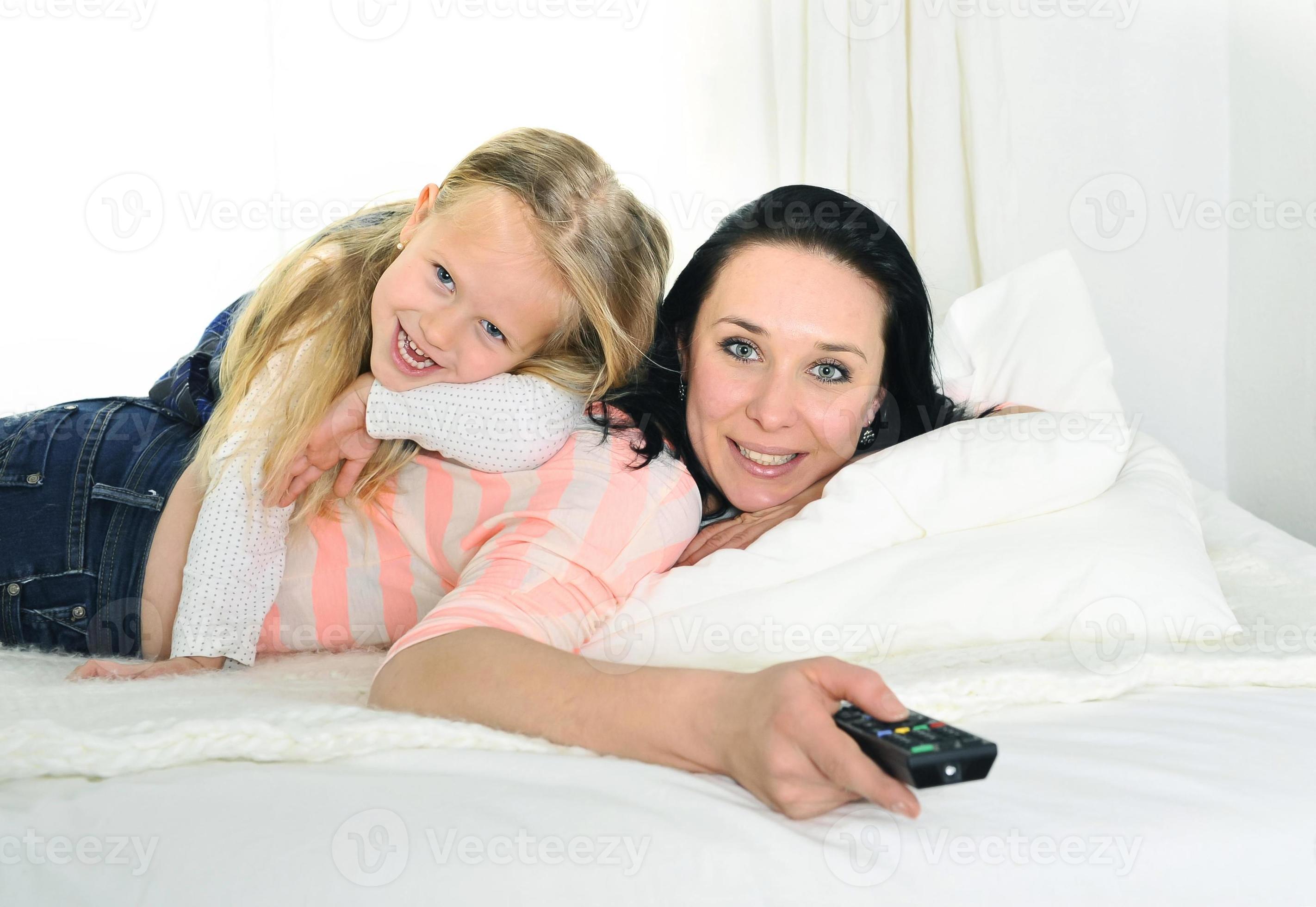 Картинка мама и дочка смотрят телевизор. Daughter watches mom