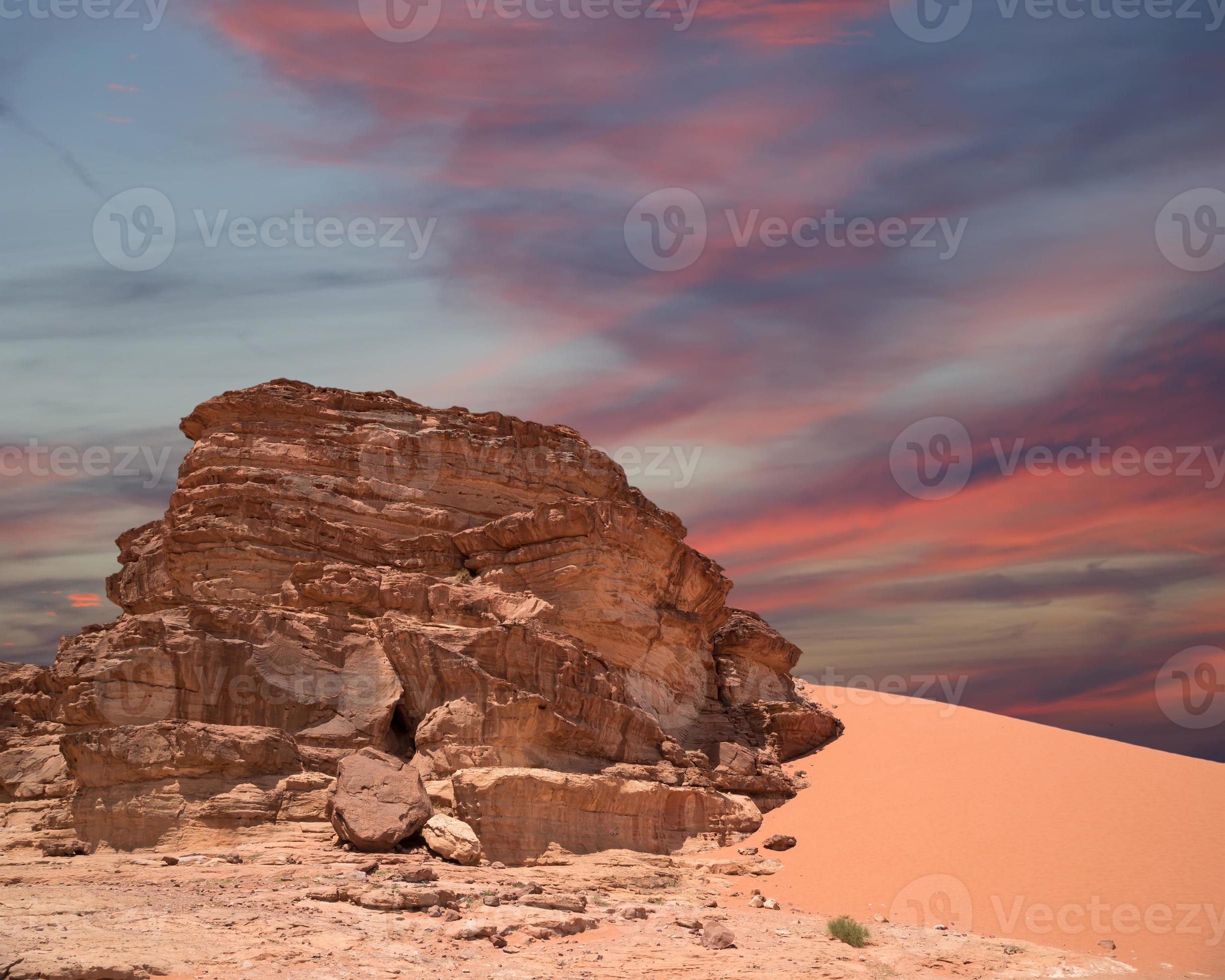 Montañas del desierto de Wadi Rum en el sur de Jordania foto