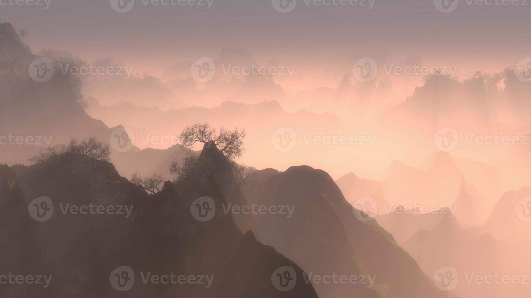 picos de las montañas boscosas con niebla al amanecer foto