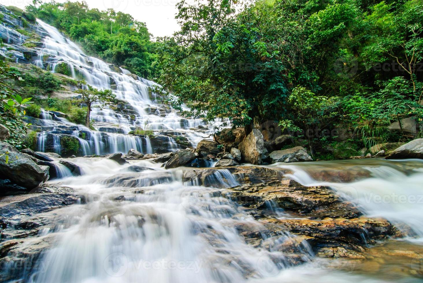 cascada hermosa en tailandia foto