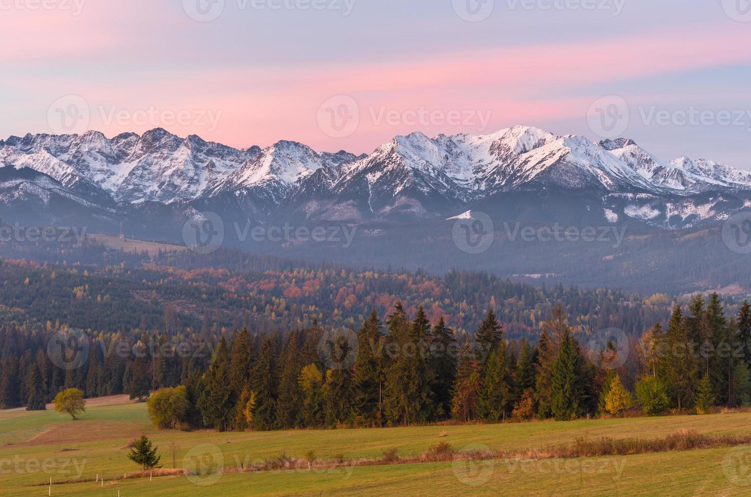 Panorama de la mañana de las montañas de Tatra en otoño, Polonia foto