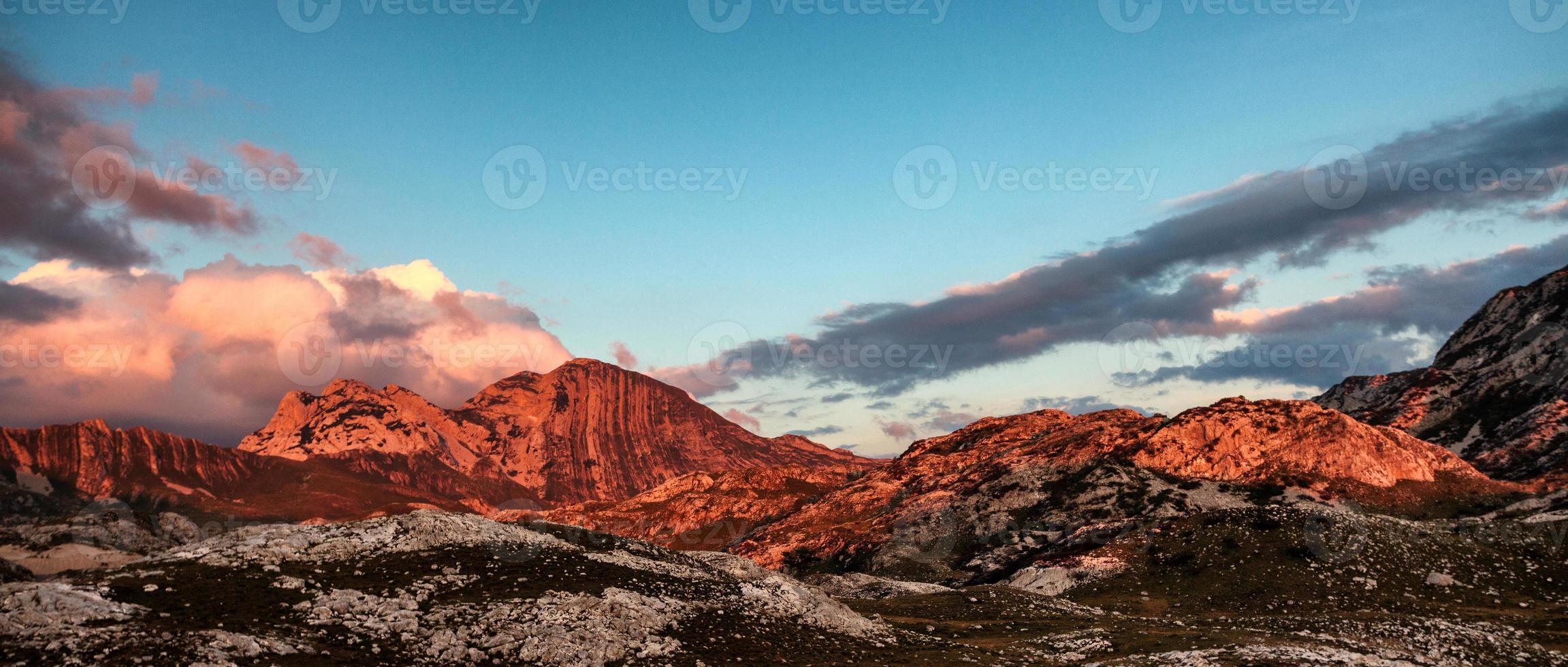 montañas rocosas de montenegro letterbox foto