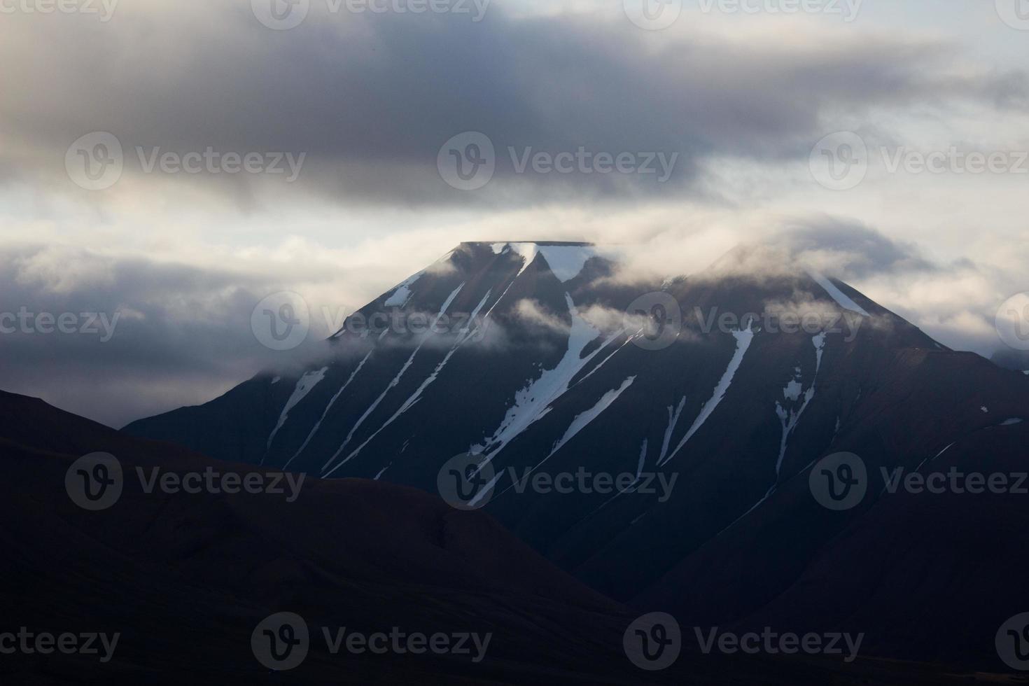 montañas nevadas de svalbard. foto