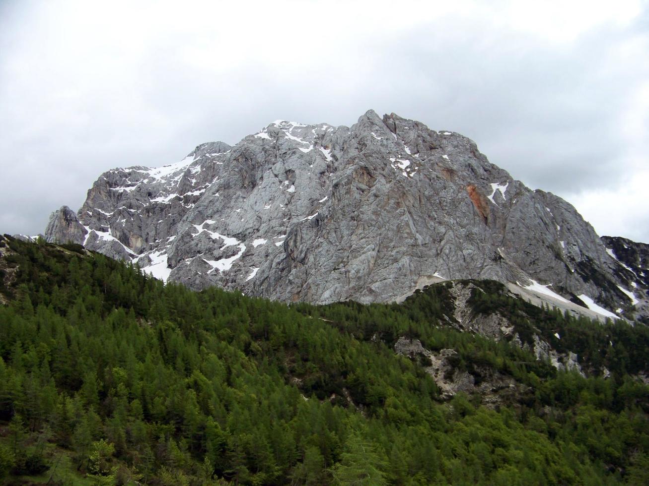 montañas en el parque nacional de triglav foto