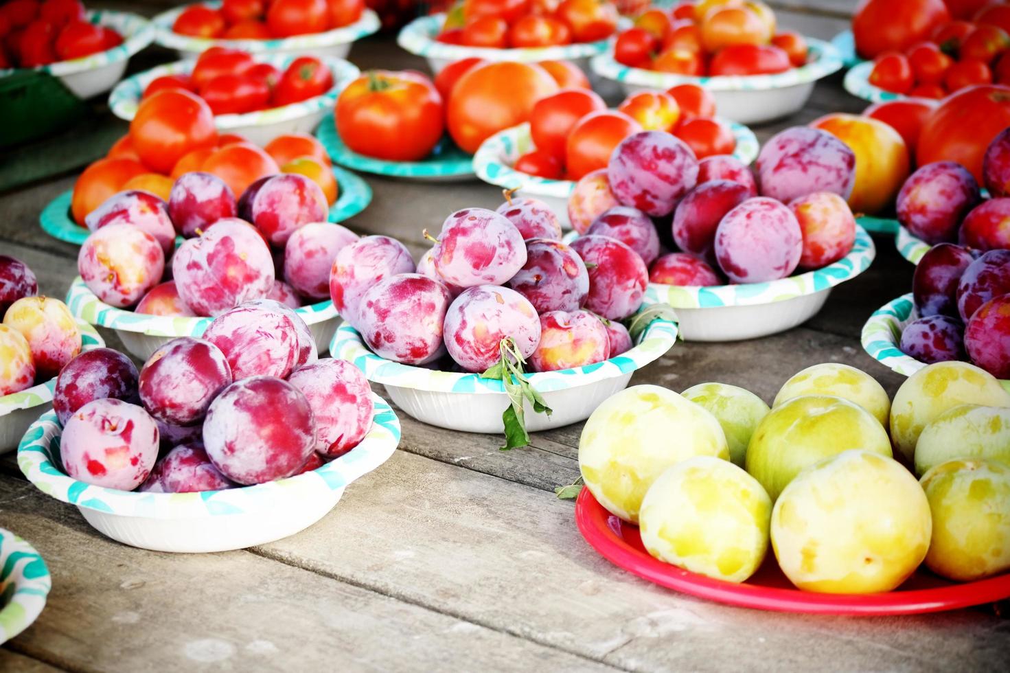 fruta en platos en una granja foto