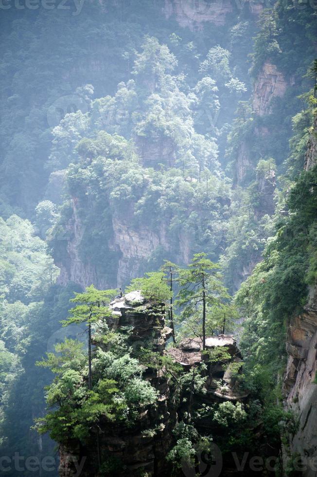 misteriosas montañas de zhangjiajie, provincia de hunan en china. foto