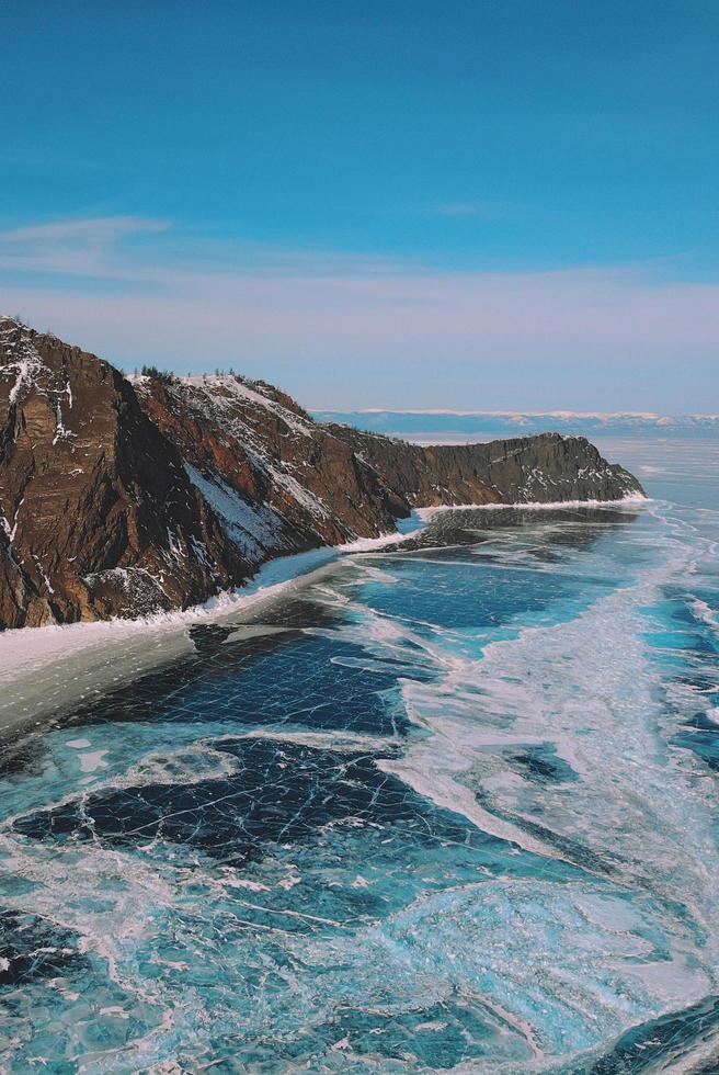 lago baikal congelado en siberia foto