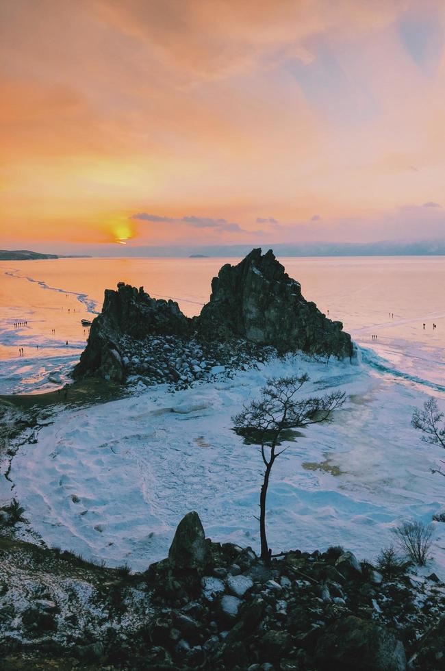 montañas cubiertas de nieve cerca del lago baikal foto