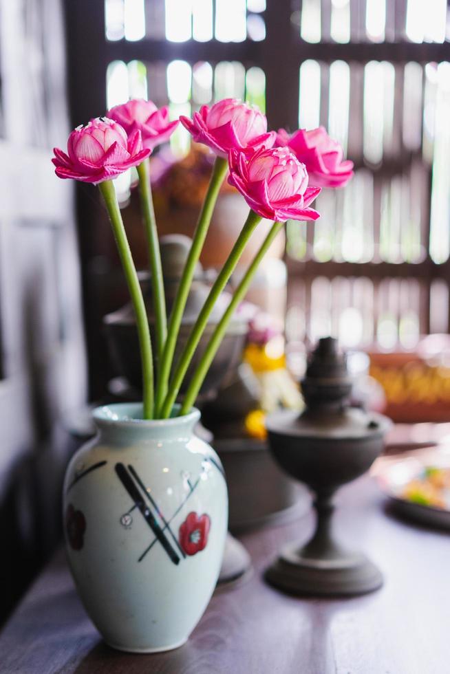 flores falsas en un jarrón foto