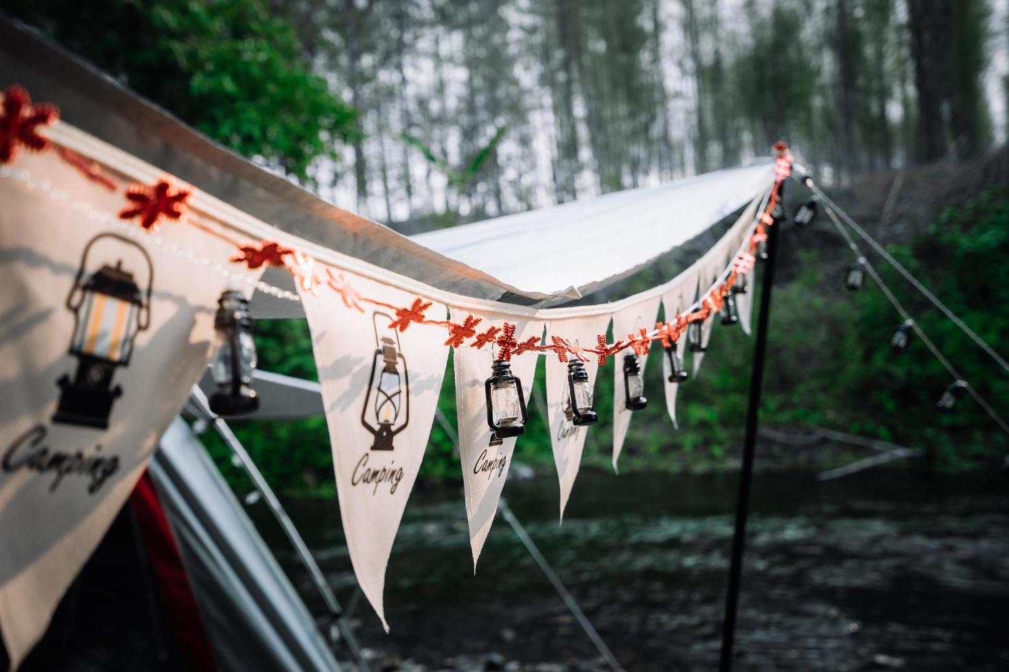 decoración de la bandera para acampar al aire libre foto