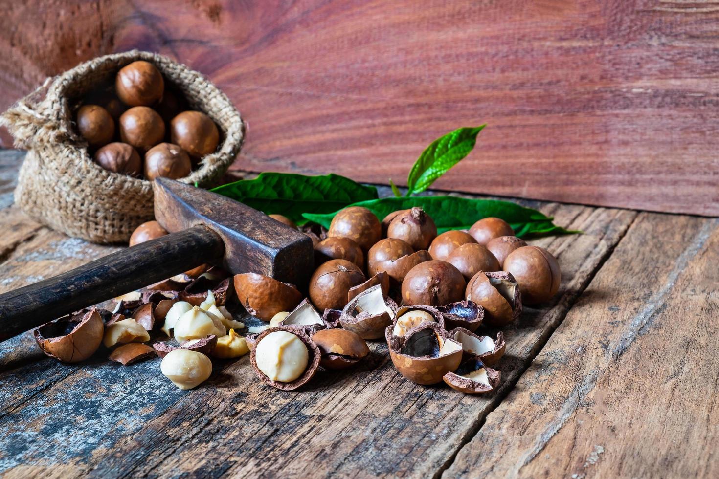 Nueces de macadamia en una mesa de madera foto
