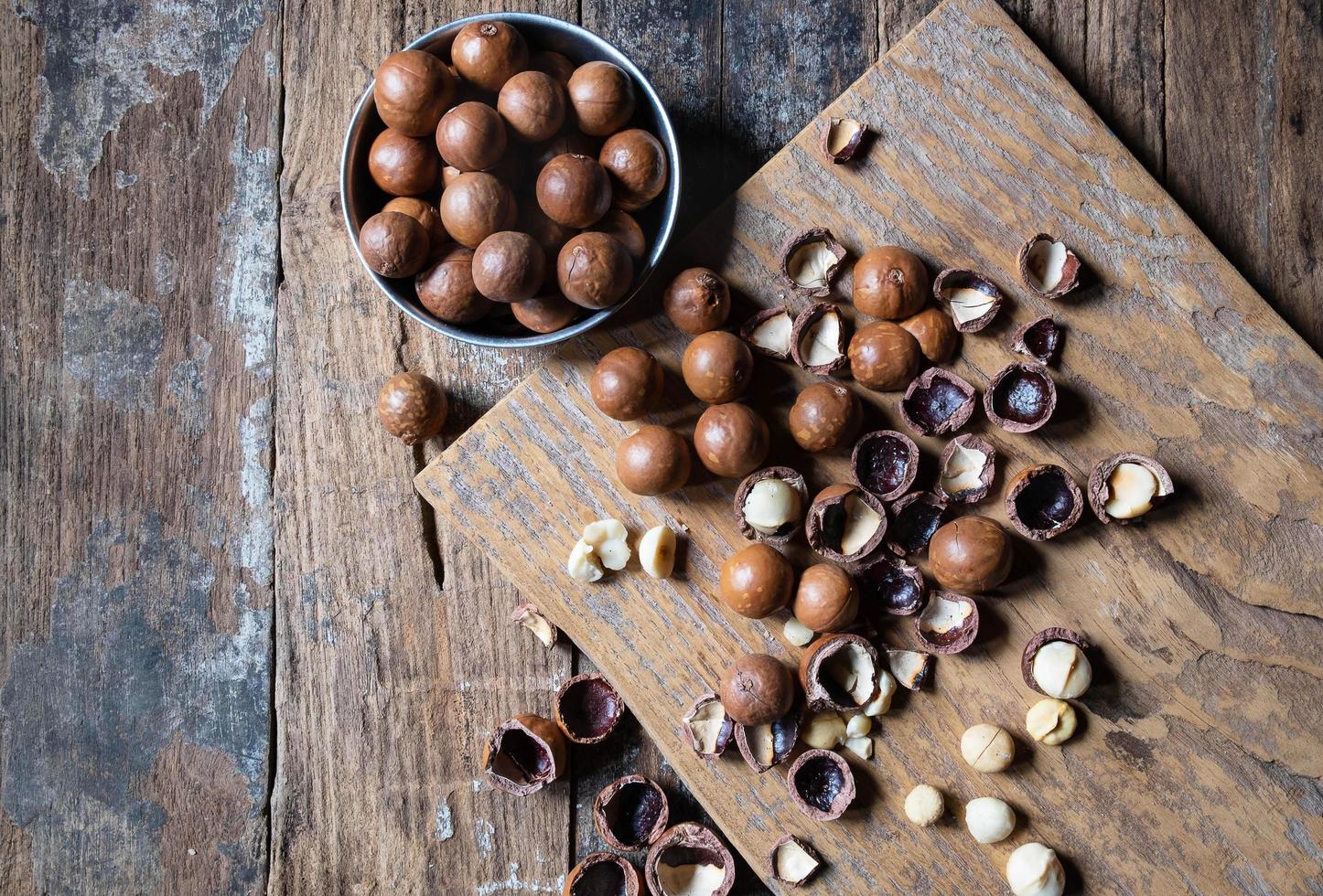 Nueces de macadamia orgánicas en una mesa de madera foto