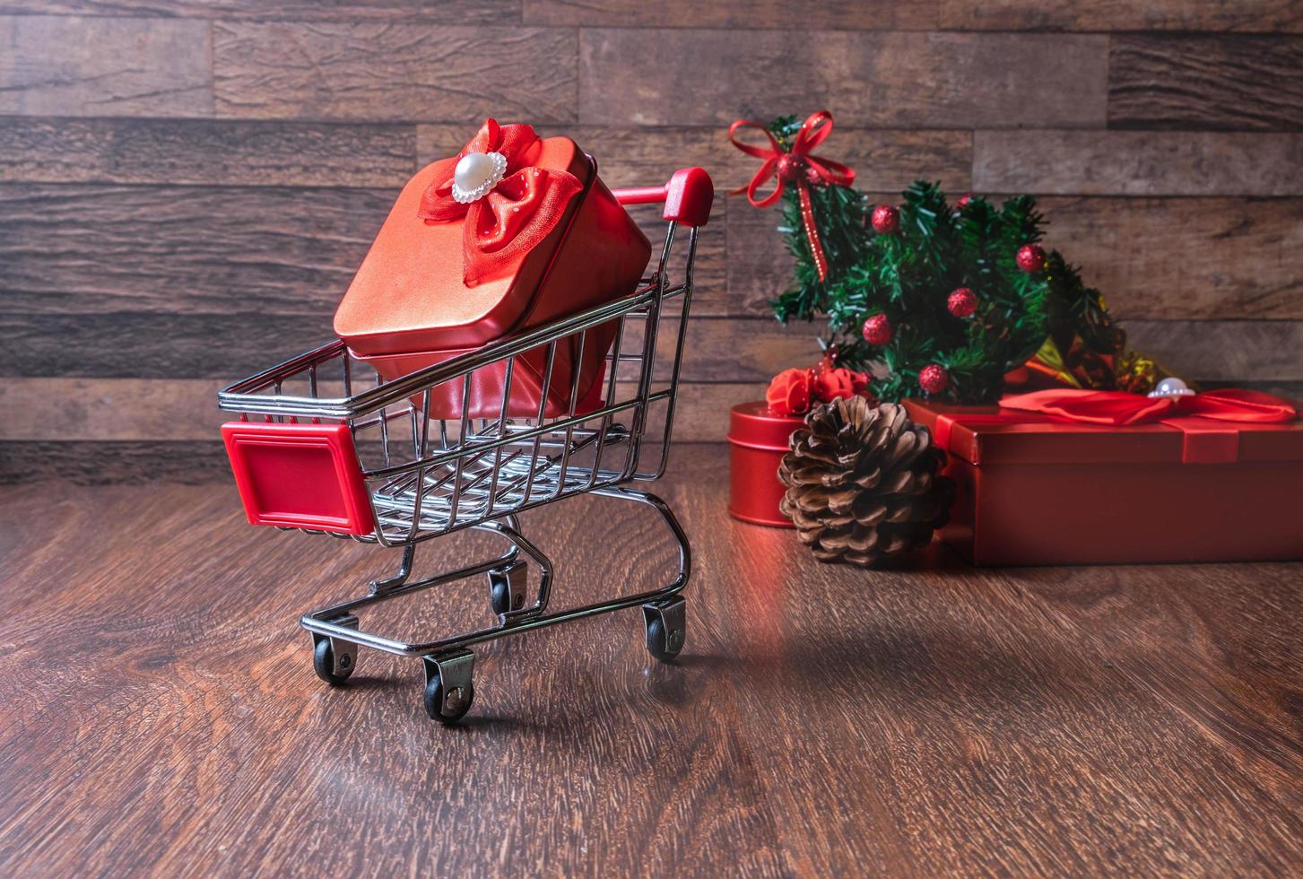 regalos de navidad con un carrito de compras en miniatura foto