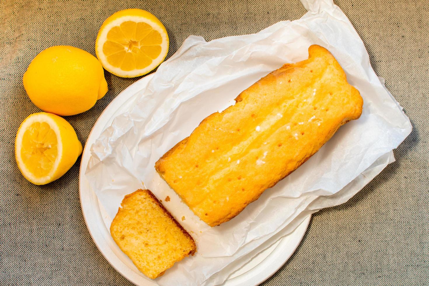 pastel de limón recién horneado foto