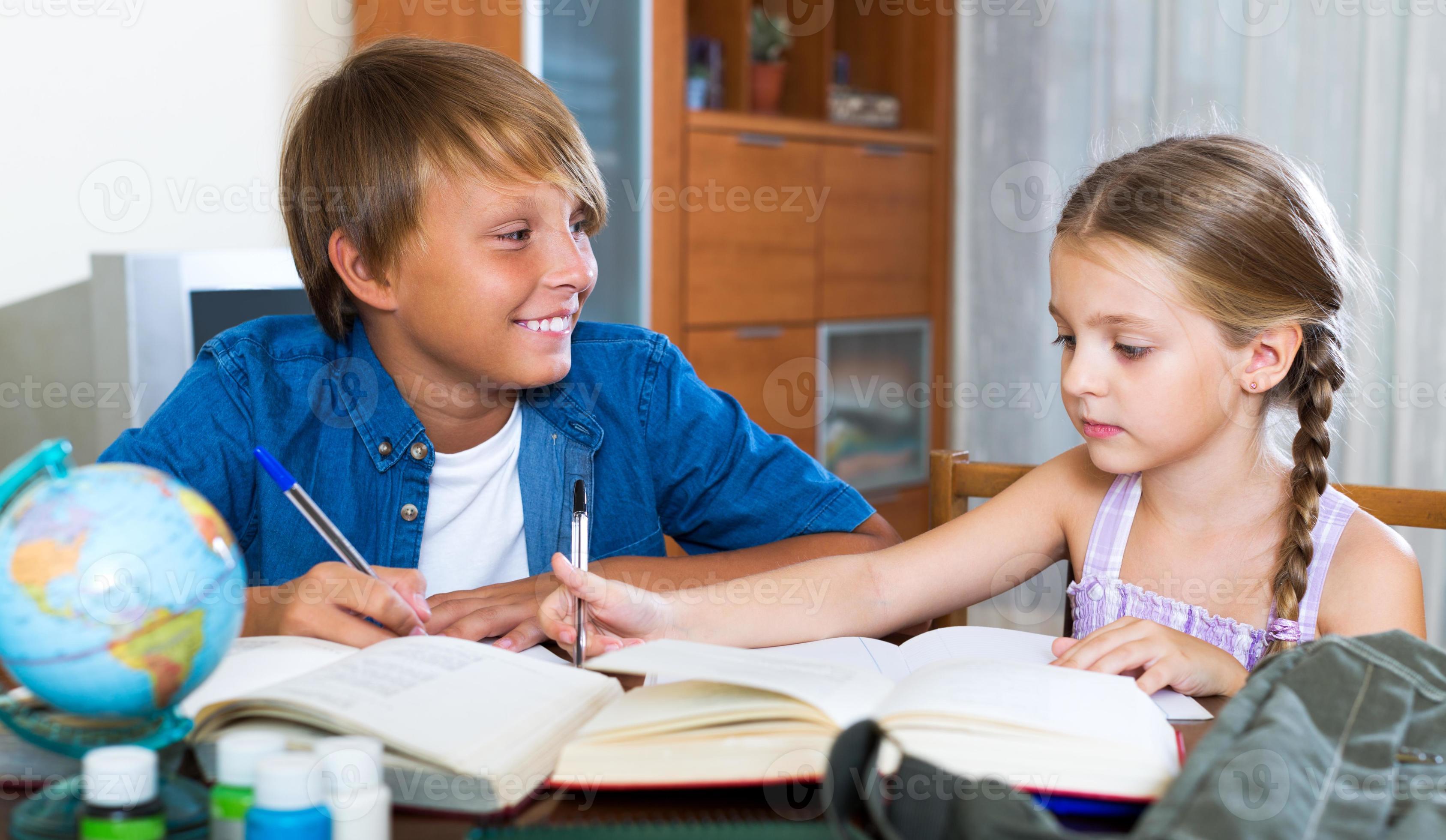 брат помог сестре сделать уроки