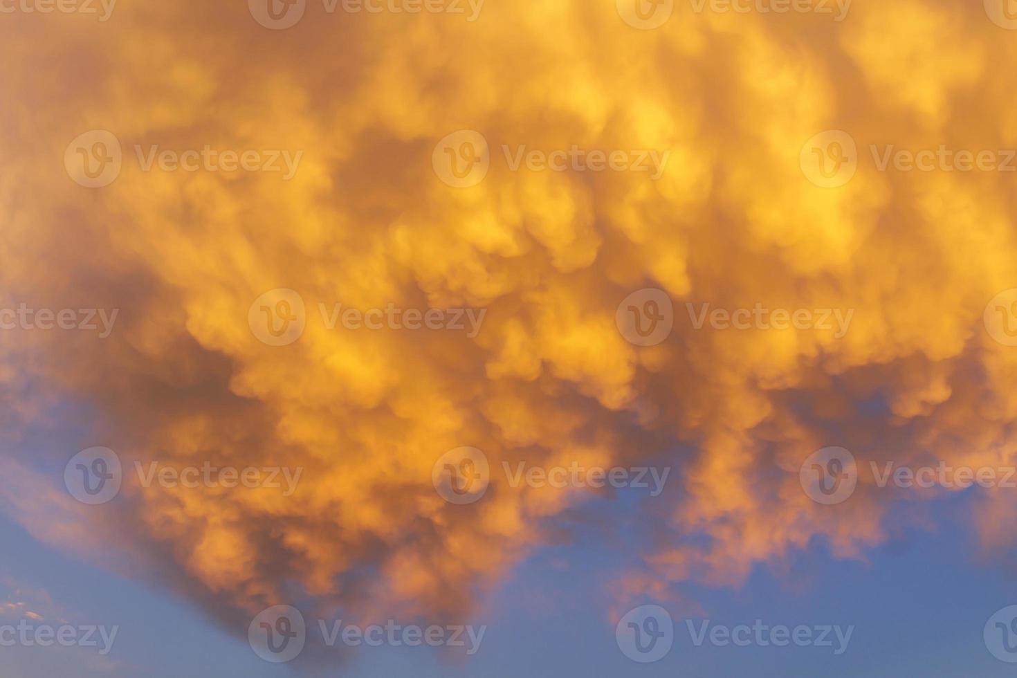 espectacular cielo nublado naranja foto