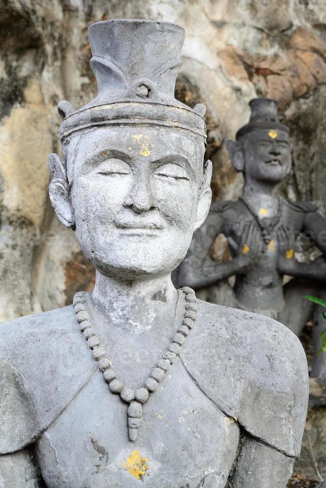 Statue in Wat Pho photo