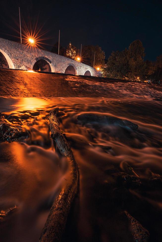 larga exposición del puente por la noche. foto