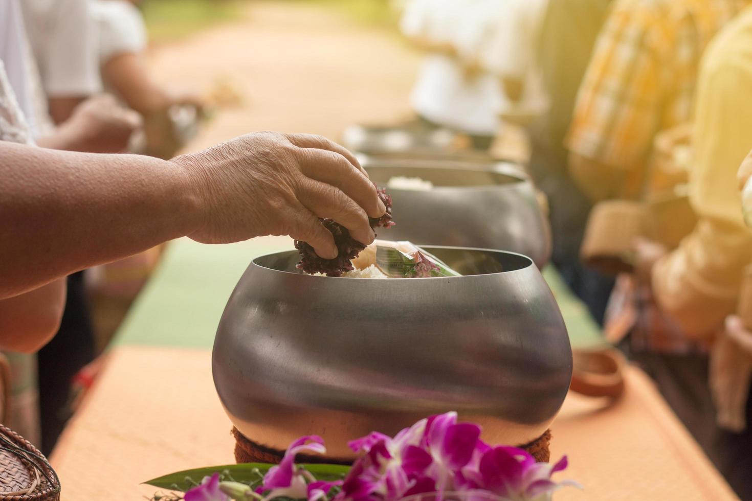 ofrendas de comida budista foto