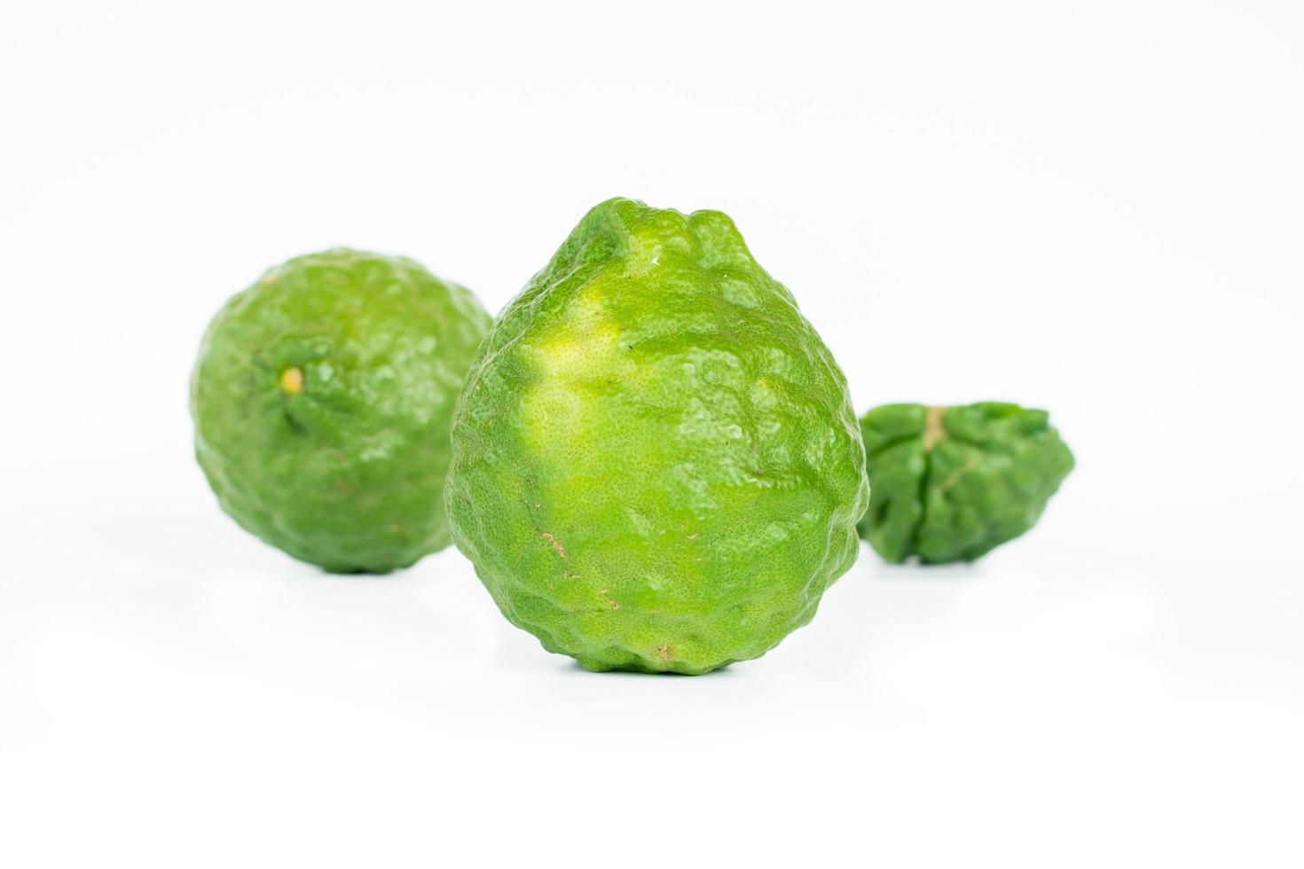 Frutos de lima kaffir sobre fondo blanco. foto