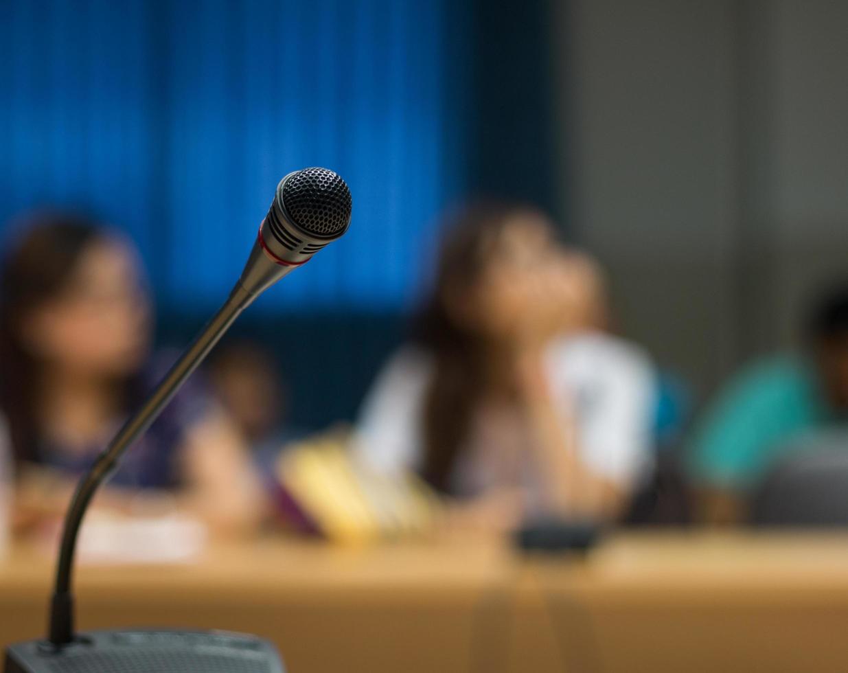 enfoque suave del micrófono en la sala de conferencias foto