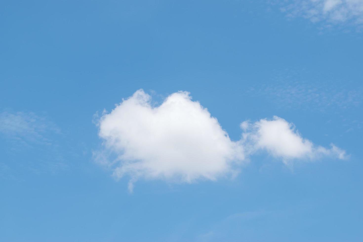 nubes blancas en el cielo azul foto