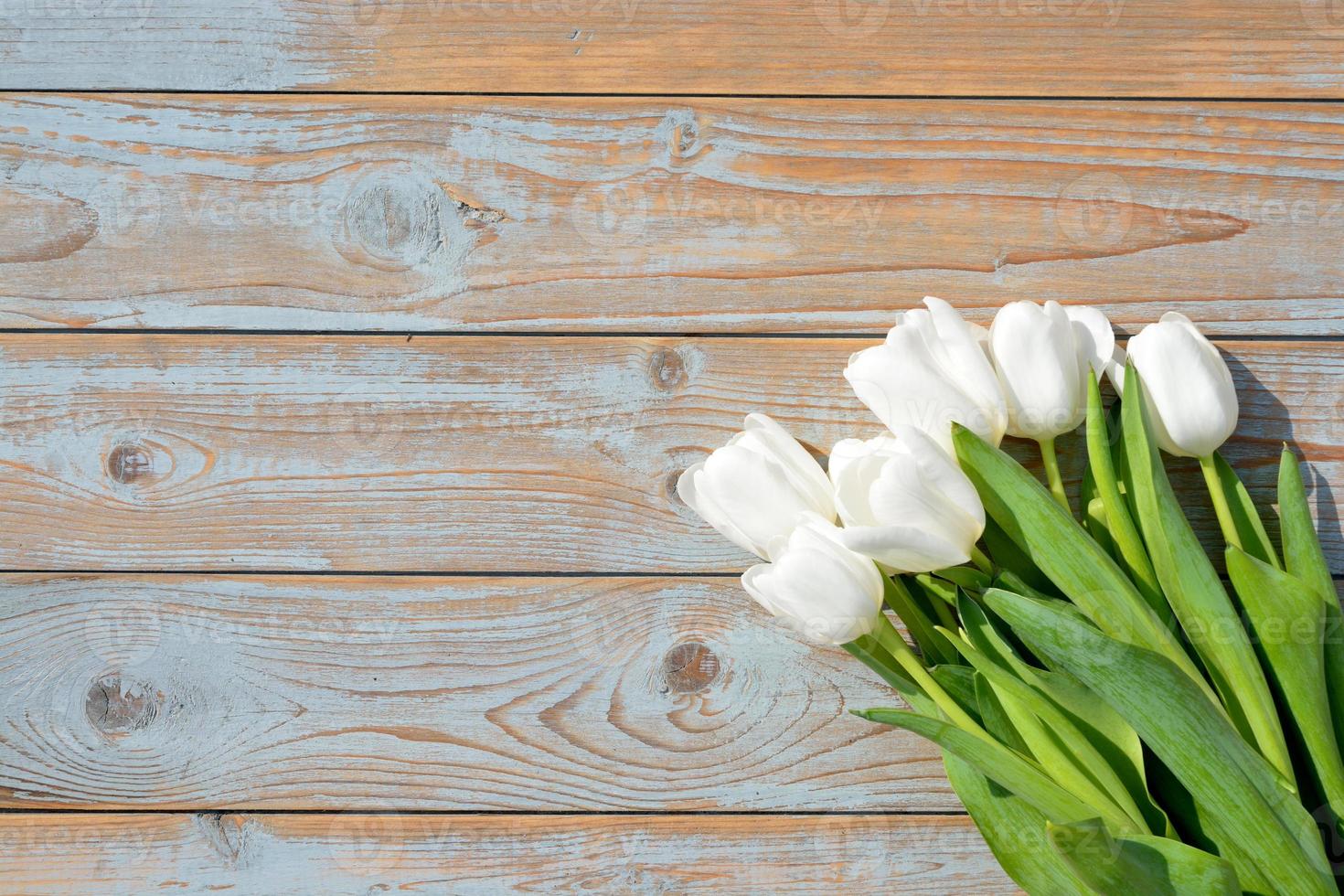 Ramo de tulipanes blancos con espacio vacío en madera vieja 1347922 Foto de  stock en Vecteezy