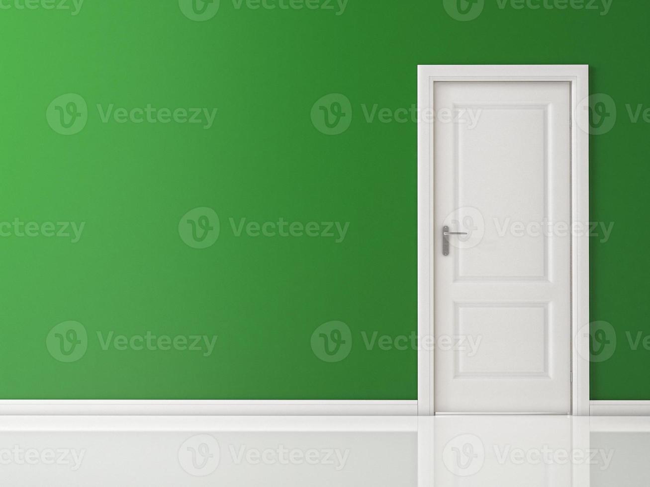 Puerta blanca cerrada en la pared verde, piso reflectante foto