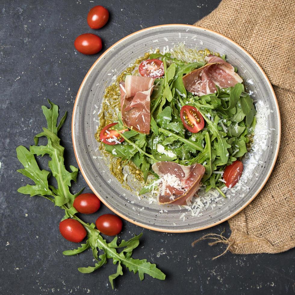 Arugula and pancetta salad photo