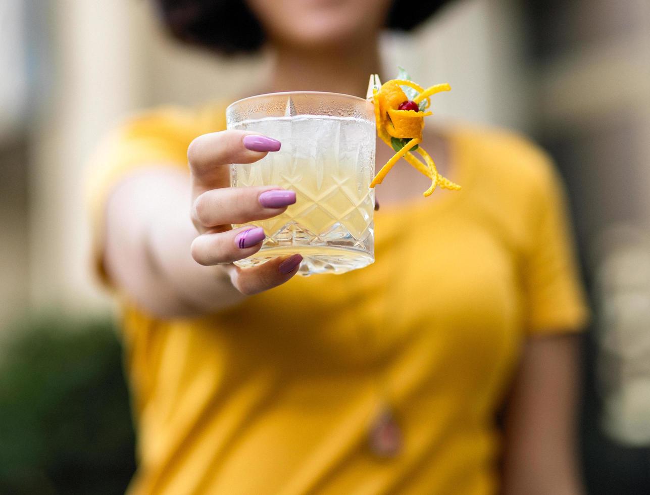 mujer sosteniendo un coctel foto