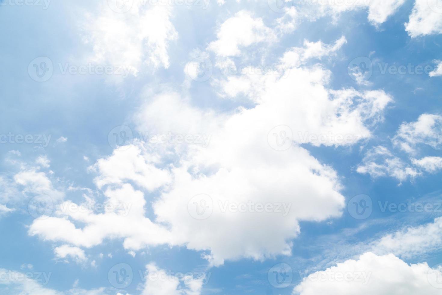 nube en el cielo azul foto