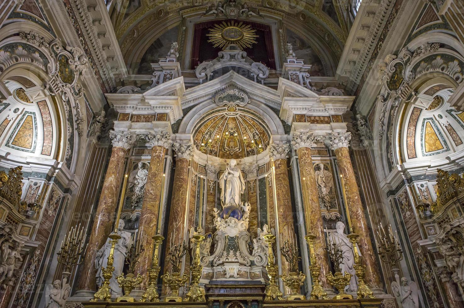 Iglesia barroca del gesu nuovo, Nápoles, Italia 1350716 Foto de stock en  Vecteezy