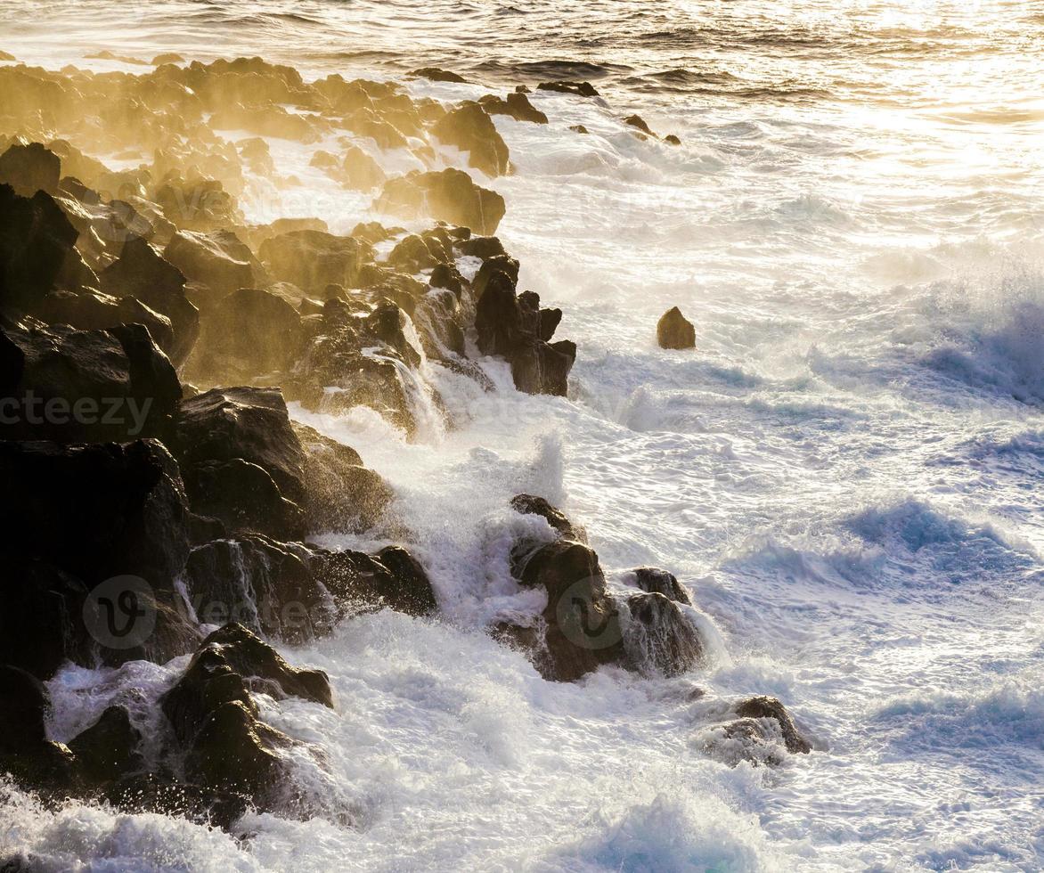 costa agitada con olas gigantes foto