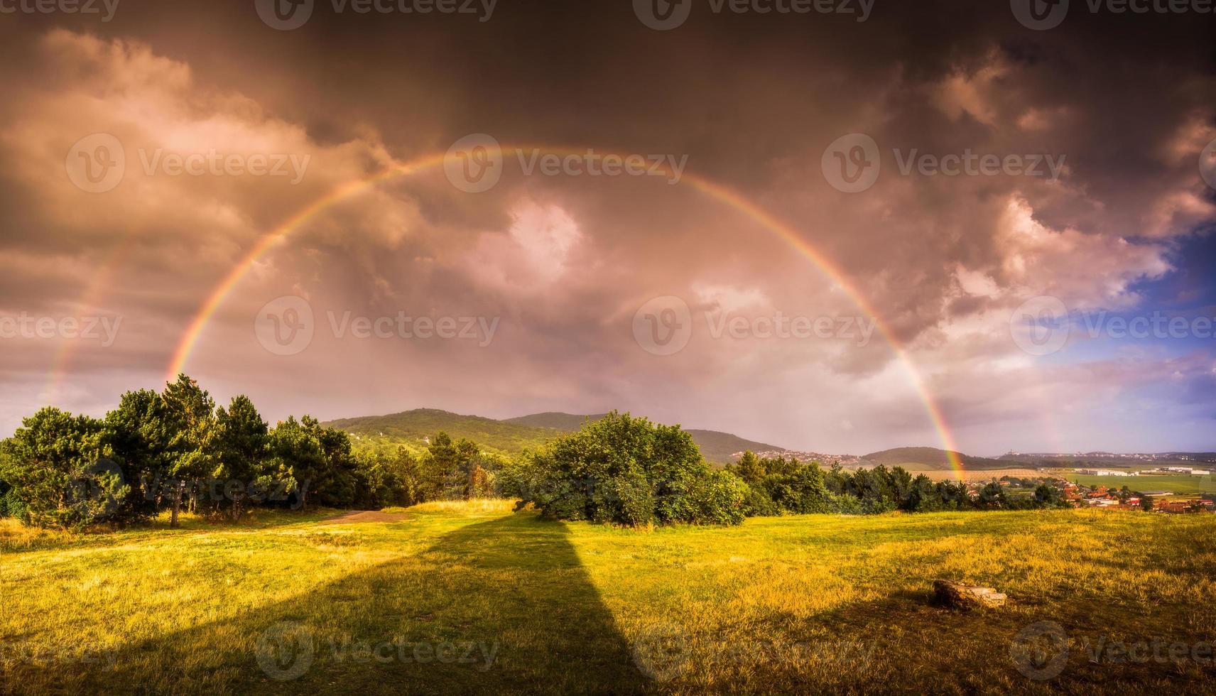 arco iris doble sobre el paisaje al atardecer foto