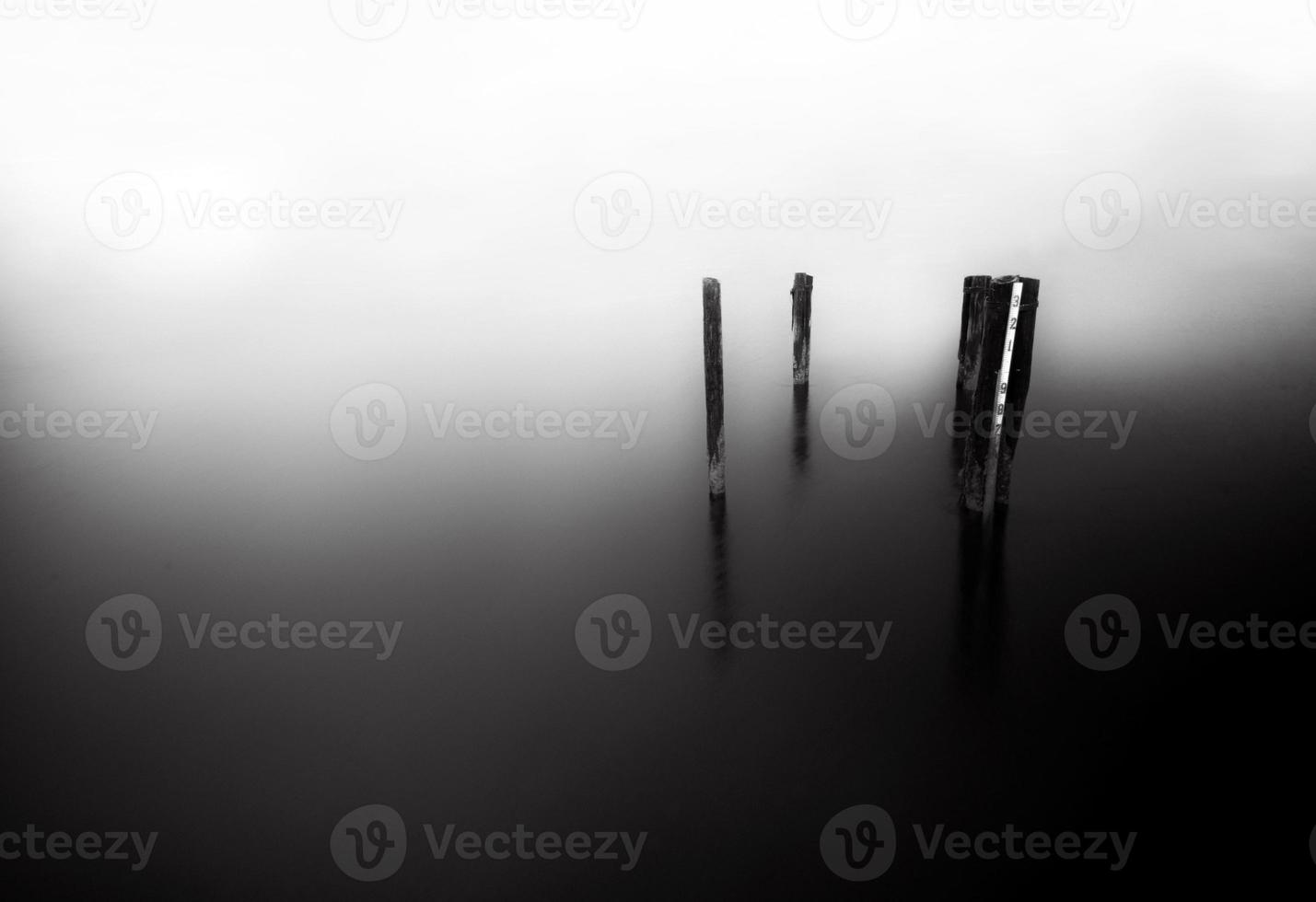 lago de niebla (blanco y negro) foto